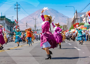Ritmo arequipeño. La interpretación de la pampeña, con el Misti de fondo, fue una de las estampas más aplaudidas.
