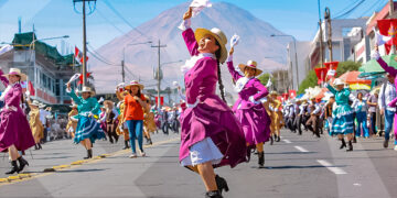 Ritmo arequipeño. La interpretación de la pampeña, con el Misti de fondo, fue una de las estampas más aplaudidas.
