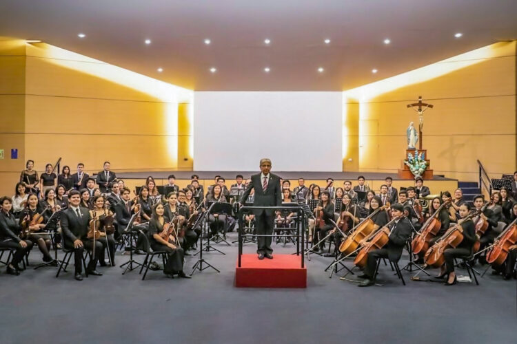 La Orquesta Filarmónica Juvenil de la San Pablo, está dirigida por el maestro Augusto Vera Béjar.