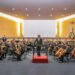 La Orquesta Filarmónica Juvenil de la San Pablo, está dirigida por el maestro Augusto Vera Béjar.