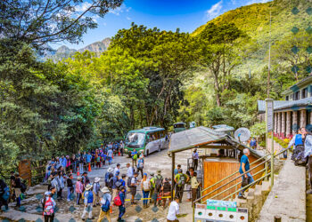 La carretera Hiram Bingham resultaría una de las más caras. Consettur cobra 15 dólares a turistas nacionales y 24 dólares a los extranjeros por un recorrido de 18 kilómetros.