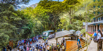 La carretera Hiram Bingham resultaría una de las más caras. Consettur cobra 15 dólares a turistas nacionales y 24 dólares a los extranjeros por un recorrido de 18 kilómetros.