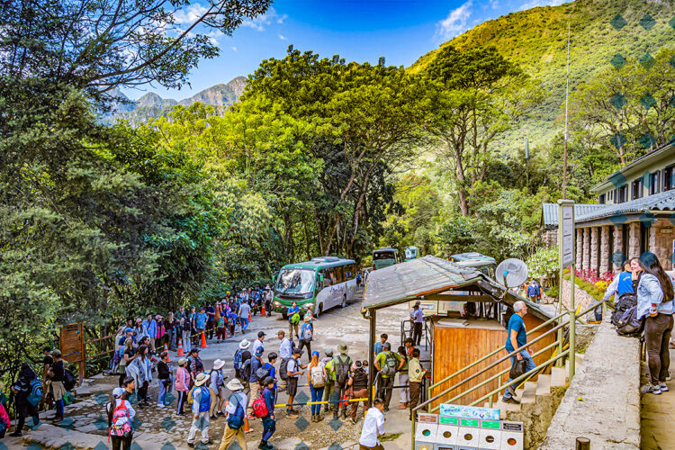La carretera Hiram Bingham resultaría una de las más caras. Consettur cobra 15 dólares a turistas nacionales y 24 dólares a los extranjeros por un recorrido de 18 kilómetros.