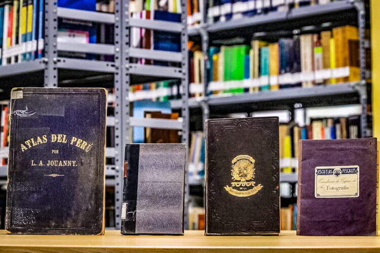 Libros que custodia la biblioteca de la UCSP, fueron declarados como patrimonio cultural de la nación.