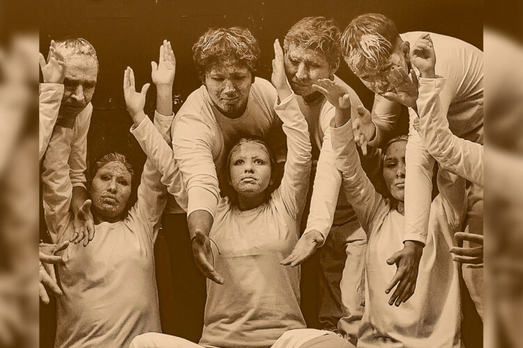 “El Gesto”, un montaje de Teatrando protagonizado por actores sordos que comunican con movimientos.