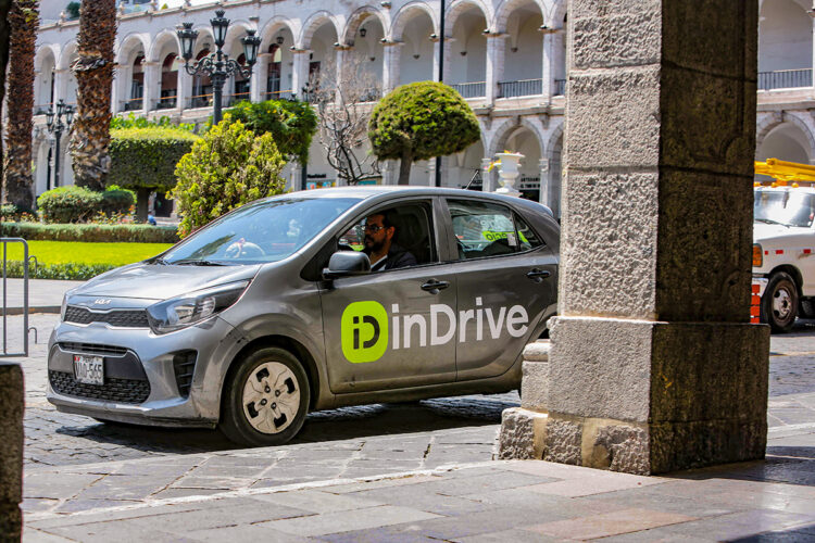 Taxis por aplicativo como Uber, InDrive, Didi y Yango operan en Arequipa.