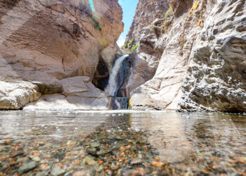 Esta cascada forma una poza natural de agua cristalina y está a una hora de camino desde el pueblo de Sogay.