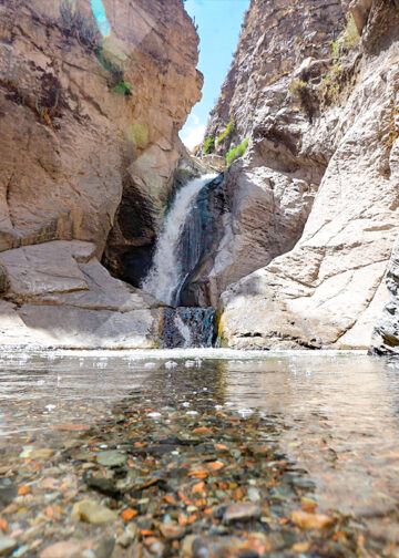 Esta cascada forma una poza natural de agua cristalina y está a una hora de camino desde el pueblo de Sogay.