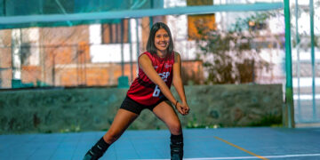 Miluska Ojeda, juega de líbero y es una de las más experimentadas del equipo de la UCSP.