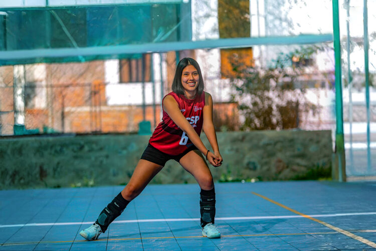 Miluska Ojeda, juega de líbero y es una de las más experimentadas del equipo de la UCSP.