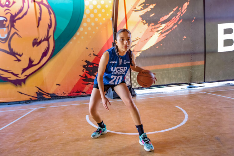 Pamela Villar, es una de las basquetbolistas más experimentadas del equipo de la San Pablo.