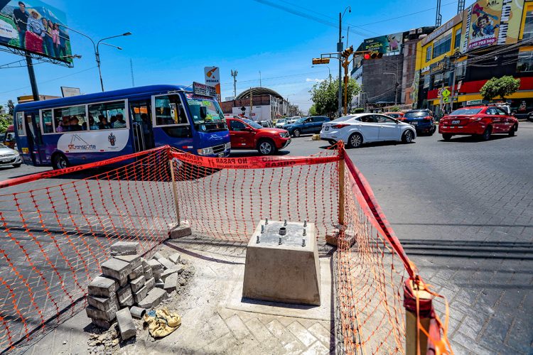 Proyecto de semaforización inteligente busca reducir tráfico vehicular en horas punta.