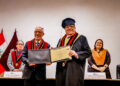 El rector de la UCSP, Alonso Quintanilla Pérez-Wicht entregó la distinción de doctor honoris causa a Julio Velarde Flores.