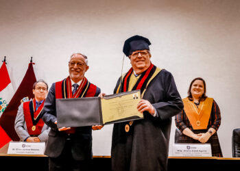El rector de la UCSP, Alonso Quintanilla Pérez-Wicht entregó la distinción de doctor honoris causa a Julio Velarde Flores.