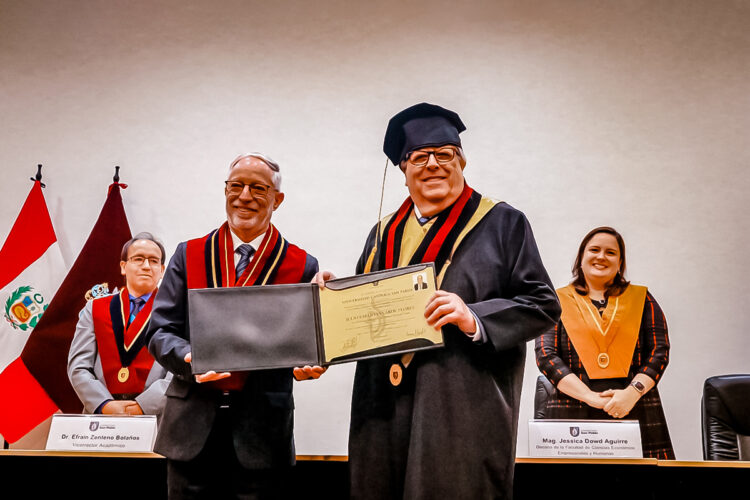 El rector de la UCSP, Alonso Quintanilla Pérez-Wicht entregó la distinción de doctor honoris causa a Julio Velarde Flores.