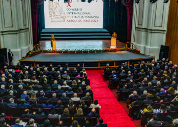 Luis García Montero leyó su disertación asistido de Carmen Noguero, secretaria general del Instituto Cervantes.