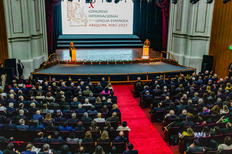 Luis García Montero leyó su disertación asistido de Carmen Noguero, secretaria general del Instituto Cervantes.