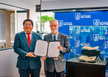 El rector de la San Pablo, Alonso Quintanilla, recibió la resolución de la declaratoria como Patrimonio Cultural de la Nación de los cuatro libros que custodian, de manos de Juan Yangali, jefe de la Biblioteca Nacional del Perú