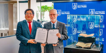 El rector de la San Pablo, Alonso Quintanilla, recibió la resolución de la declaratoria como Patrimonio Cultural de la Nación de los cuatro libros que custodian, de manos de Juan Yangali, jefe de la Biblioteca Nacional del Perú