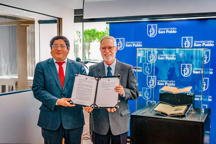El rector de la San Pablo, Alonso Quintanilla, recibió la resolución de la declaratoria como Patrimonio Cultural de la Nación de los cuatro libros que custodian, de manos de Juan Yangali, jefe de la Biblioteca Nacional del Perú