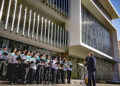 El maestro Jorge Lovón Caparó dirige el coro de la Universidad Católica San Pablo.