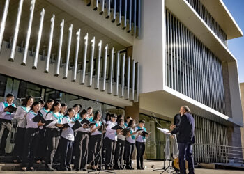 El maestro Jorge Lovón Caparó dirige el coro de la Universidad Católica San Pablo.