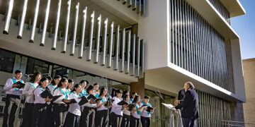 El maestro Jorge Lovón Caparó dirige el coro de la Universidad Católica San Pablo.