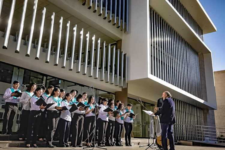 El maestro Jorge Lovón Caparó dirige el coro de la Universidad Católica San Pablo.