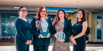 Oradoras (a los costados) y entrenadoras (al centro) del equipo ganador de la Competencia Universitaria de Derechos Humanos “Sergio García Ramírez”.