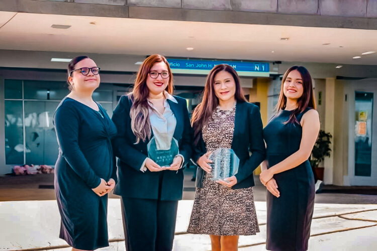 Oradoras (a los costados) y entrenadoras (al centro) del equipo ganador de la Competencia Universitaria de Derechos Humanos “Sergio García Ramírez”.