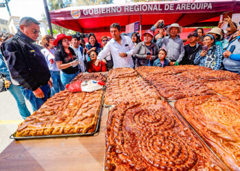 El tradicional bautizo de guagua tuvo lugar durante la ceremonia de cierre, invitando al público a disfrutar de este manjar.
