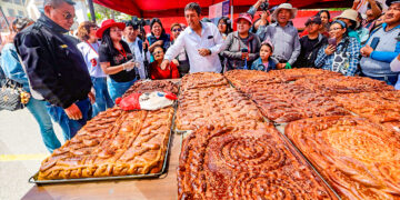 El tradicional bautizo de guagua tuvo lugar durante la ceremonia de cierre, invitando al público a disfrutar de este manjar.