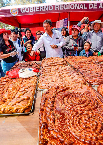 El tradicional bautizo de guagua tuvo lugar durante la ceremonia de cierre, invitando al público a disfrutar de este manjar.