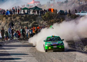 La emoción de los aficionados era indescriptible con el paso de cada vehículo en el tradicional rally peruano.