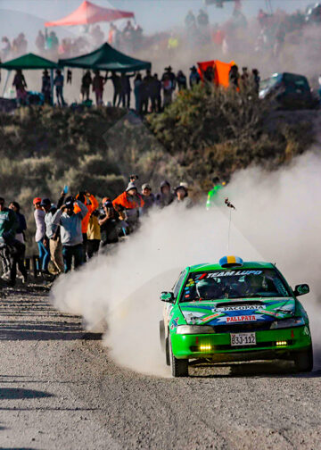 La emoción de los aficionados era indescriptible con el paso de cada vehículo en el tradicional rally peruano.