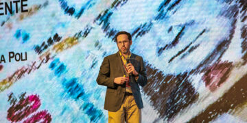 La economía peruana avanza bien, pero “debería ir mucho mejor”, señaló Diego Macera, director del IPE.