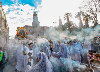 El humo del incienso forma parte de la esencia de cada procesión. Al fondo, el anda del Cristo Moreno aparece secundada por la imponente Catedral de la ciudad.