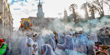 El humo del incienso forma parte de la esencia de cada procesión. Al fondo, el anda del Cristo Moreno aparece secundada por la imponente Catedral de la ciudad.