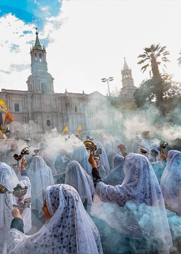 El humo del incienso forma parte de la esencia de cada procesión. Al fondo, el anda del Cristo Moreno aparece secundada por la imponente Catedral de la ciudad.