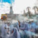El humo del incienso forma parte de la esencia de cada procesión. Al fondo, el anda del Cristo Moreno aparece secundada por la imponente Catedral de la ciudad.