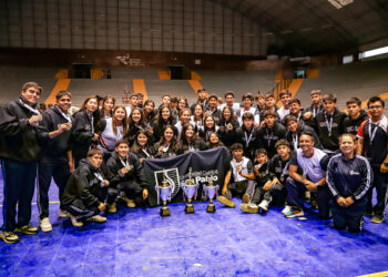 Los trofeos conseguidos en Tacna, custodiados por los deportistas de la San Pablo