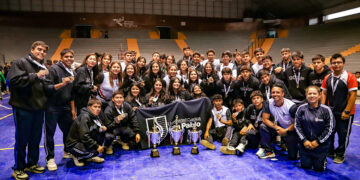 Los trofeos conseguidos en Tacna, custodiados por los deportistas de la San Pablo