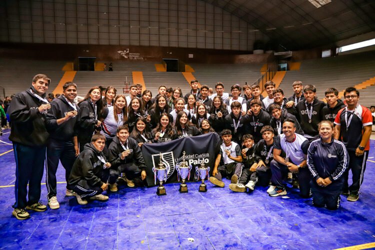 Los trofeos conseguidos en Tacna, custodiados por los deportistas de la San Pablo