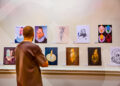 La exposición “100 caras de Cervantes” es una muestra internacional que reúne obras de artistas de 22 países, inspiradas en el célebre novelista y dramaturgo español.