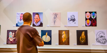 La exposición “100 caras de Cervantes” es una muestra internacional que reúne obras de artistas de 22 países, inspiradas en el célebre novelista y dramaturgo español.