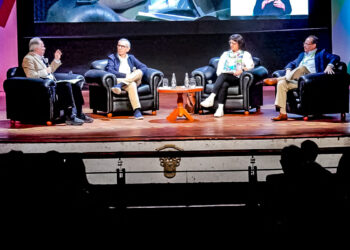 Fernando Carvallo dialogó con los economistas Pedro Francke, Roxana Barrantes y Luis Carranza durante el Hay Festival Arequipa. Debatieron sobre futuro del canon.
