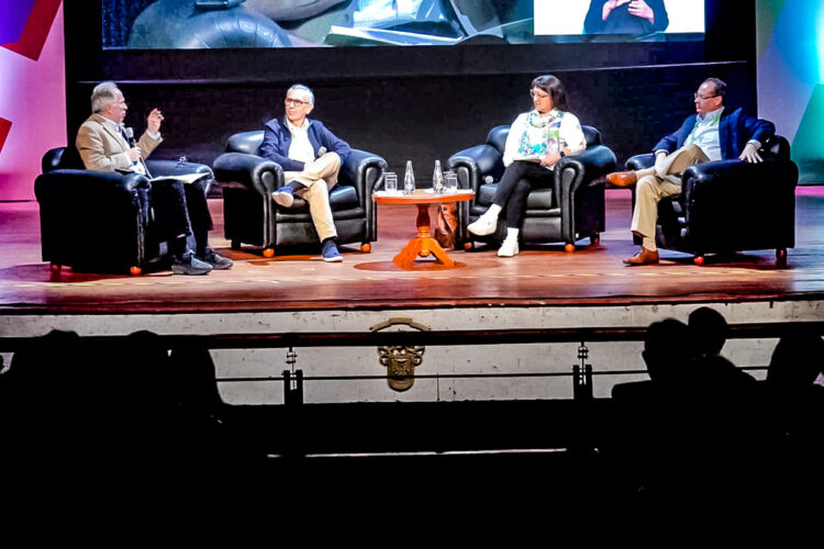 Fernando Carvallo dialogó con los economistas Pedro Francke, Roxana Barrantes y Luis Carranza durante el Hay Festival Arequipa. Debatieron sobre futuro del canon.