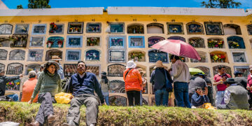 Desde las primeras horas de la mañana, con el calor de la temporada en el ande, los deudos acompañan a sus muertos hasta el final del día.