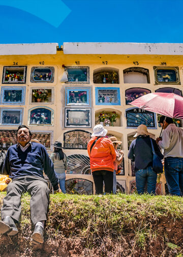 Desde las primeras horas de la mañana, con el calor de la temporada en el ande, los deudos acompañan a sus muertos hasta el final del día.