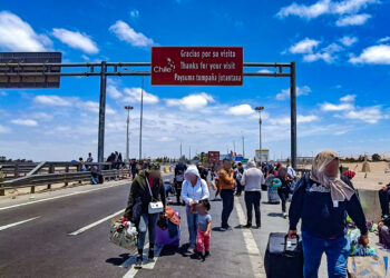 Familias extranjeras esperan en el límite la posibilidad de ingresar al Perú. (Foto: La República)
